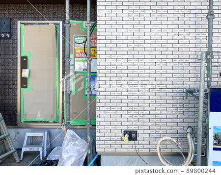 現代公寓樓入口附近的建築 現代公寓樓入口附近的建築 89800244