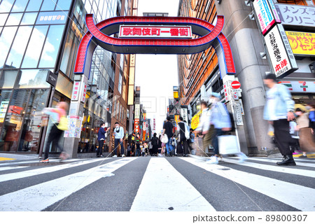 白天新宿歌舞伎町一番街門周邊的風景 白天新宿歌舞伎町一番街門周邊的風景 89800307