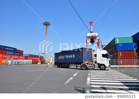 往返於品川碼頭堆積的彩色集裝箱的拖車 89800315