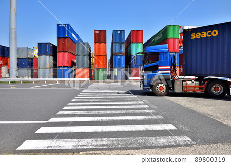 A trailer that goes to and from the colorful containers piled up at Shinagawa Pier 89800319