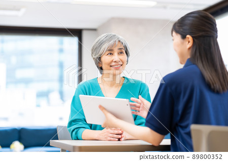 Middle-aged woman consulting a care manager for long-term care Middle-aged woman consulting a care manager for long-term care 89800352