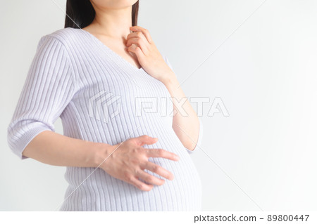 Pregnant woman scratching her body, pruritus gestation, neck, stomach Pregnant woman scratching her body, pruritus gestation, neck, stomach 89800447
