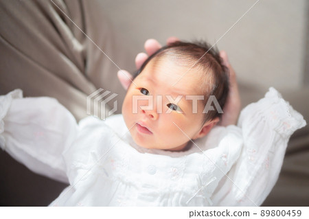 出生後 12 天健康的新生兒 89800459