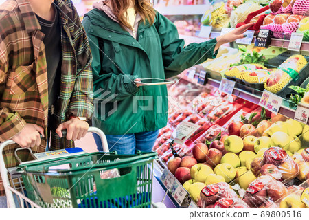 男性和女性在超市購買水果的圖像剪輯 89800516