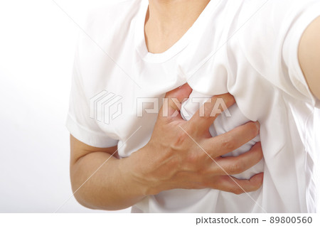 一個把手放在胸前的男人 89800560