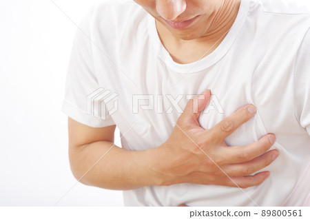 一個把手放在胸前的男人 一個把手放在胸前的男人 89800561