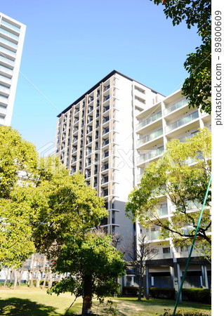 田町的高層公寓在蔚藍的天空中排成一列,白天的風景 田町的高層公寓在蔚藍的天空中排成一列,白天的風景 89800609