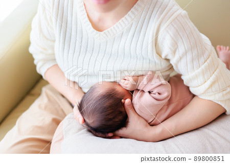 Breastfeeding posture before sitting on the neck Football hugging Hold it under your arm and support the baby's neck 89800851