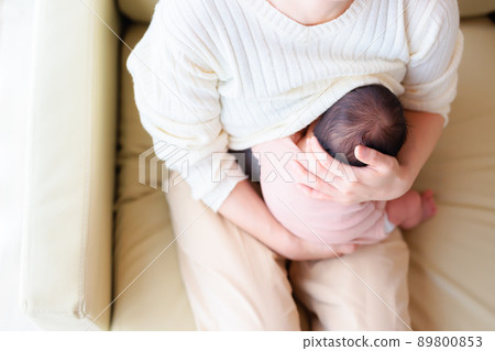 坐頸前餵奶姿勢 垂直抱抱：從前面餵奶時，將寶寶的身體抬起並支撐脖子 89800853