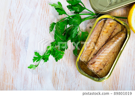 Scomber fillets in sunflower oil with parsley and lemon Scomber fillets in sunflower oil with parsley and lemon 89801019