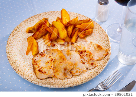 Fried pork loin with crispy fried potato wedges Fried pork loin with crispy fried potato wedges 89801021