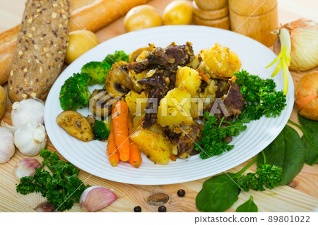 Stew of beef with potatoes, mushrooms and vegetables Stew of beef with potatoes, mushrooms and vegetables 89801022