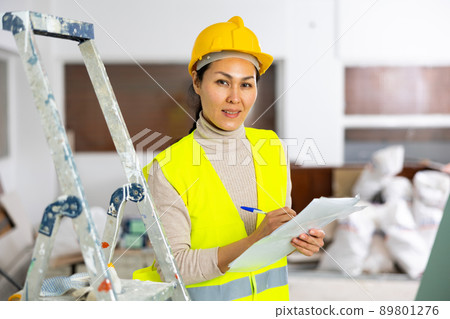 Portrait of woman engineer with project documentation 89801276