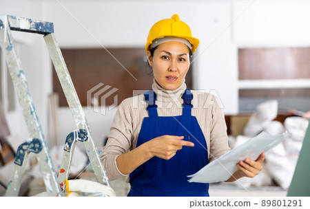 Woman foreman expresses dissatisfaction with repair work performed 89801291