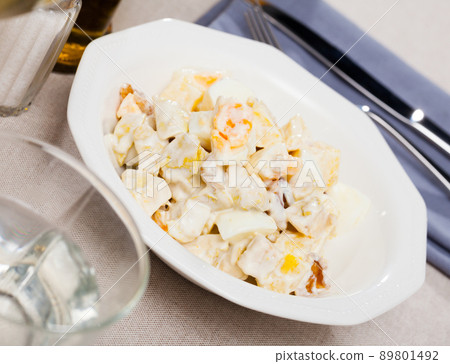 Salad with yogurt sauce 89801492