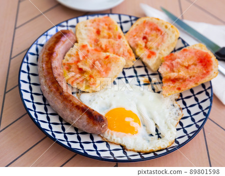 Breakfast with scrambled eggs, sausage and tomatoes Breakfast with scrambled eggs, sausage and tomatoes 89801598