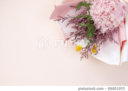 Pink bouquet and copy space 89801955