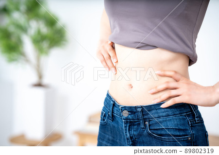 檢查腰部的女人 [零件切割] 89802319