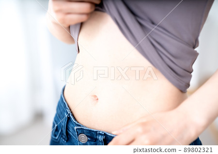 Woman checking waist [Parts cut] 89802321