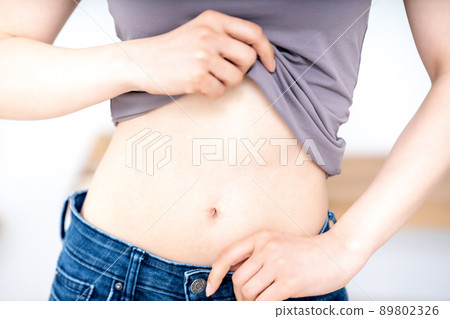 Woman checking waist [Parts cut] 89802326