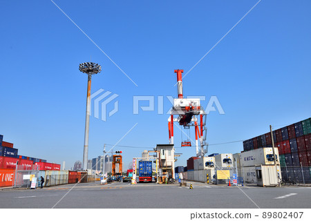A trailer that goes to and from the colorful containers piled up at Shinagawa Pier 89802407
