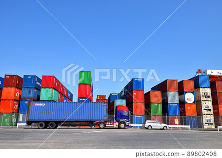 A trailer that goes to and from the colorful containers piled up at Shinagawa Pier A trailer that goes to and from the colorful containers piled up at Shinagawa Pier 89802408