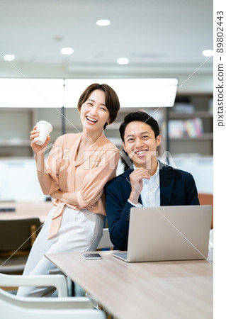 Businessmen and businesswomen 89802443