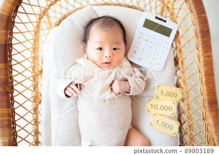 Calculator and baby facial expression Money savings Life plan Life stage 89803189