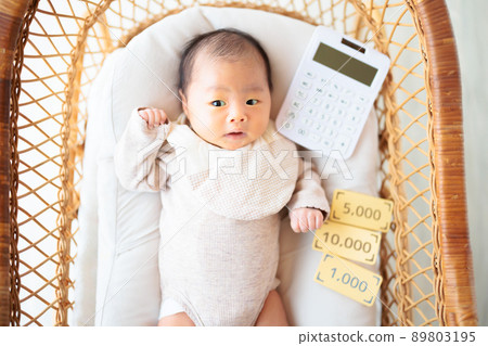 Calculator and baby Thinking, doubts, facial expressions that come to mind, money, cost, life plan, life stage Calculator and baby Thinking, doubts, facial expressions that come to mind, money, cost, life plan, life stage 89803195