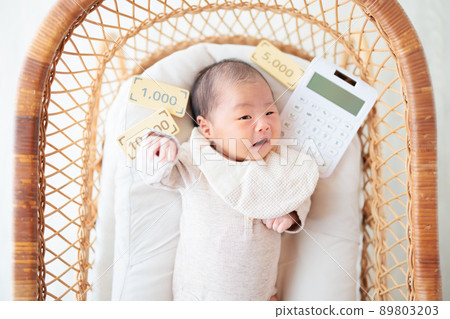 Calculator and baby, astringent facial expression, money, cost, life plan, life stage Calculator and baby, astringent facial expression, money, cost, life plan, life stage 89803203