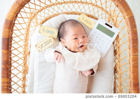 計算器和嬰兒，澀的表情，金錢，成本，生活計劃，生活階段 89803204