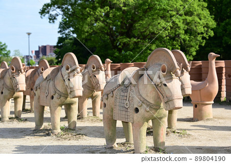Haniwa line of Imashirozuka burial mound 89804190