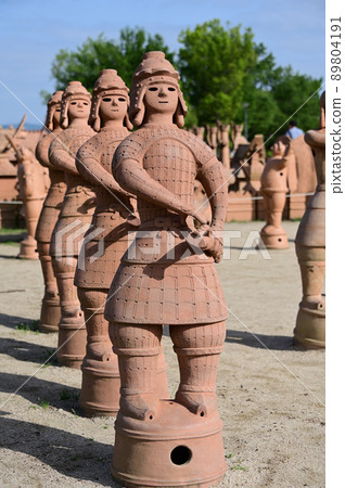 Haniwa line of Imashirozuka burial mound Haniwa line of Imashirozuka burial mound 89804191