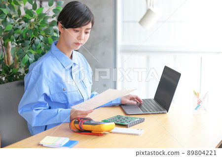 Engineer woman who inputs drawings to PC in hand 1 89804221