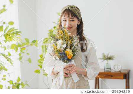 Female dried flowers 89804239