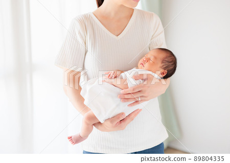 Hold a newborn baby, hold it sideways, copy space 89804335