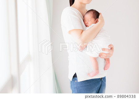 抱新生兒，垂直抱，複製空間 89804338