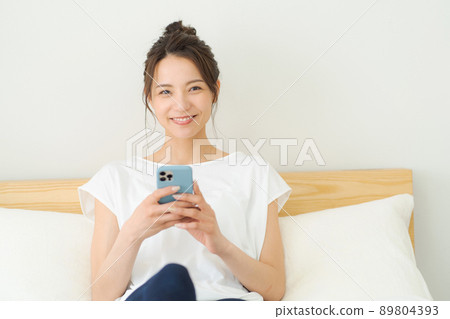 一個女人在床上放鬆 一個女人在床上放鬆 89804393