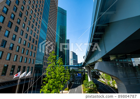 Cityscape of Tokyo Skyscrapers over the Shiodome pedestrian bridge and reflection of glass 2022.04 89804787