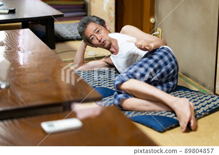 Male senior Japanese-style room lying down 89804857