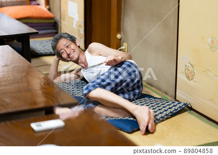 Male senior Japanese-style room lying down Male senior Japanese-style room lying down 89804858