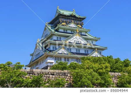 從大阪城西之丸庭園眺望（2022年初夏，新綠季節） 89804944