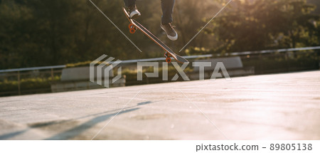 Skateboarder skateboarding outdoors in city Skateboarder skateboarding outdoors in city 89805138