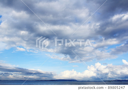 Blue sky peeking through the gap between the sea and thick clouds Blue sky peeking through the gap between the sea and thick clouds 89805247