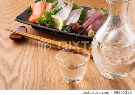  Assorted cold sake and sashimi 89805336