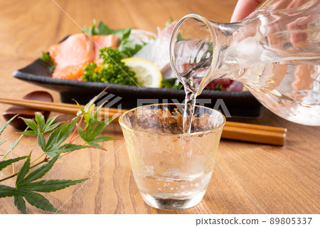  Assorted cold sake and sashimi 89805337