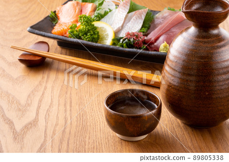 Assorted sake and sashimi 89805338