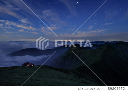 午夜谷川山脈和星空 89805652