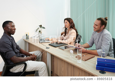 HR Manager Talking to Applicant 89805818