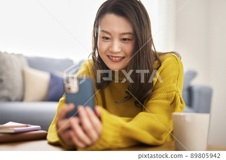 操作智能手機的婦女 89805942